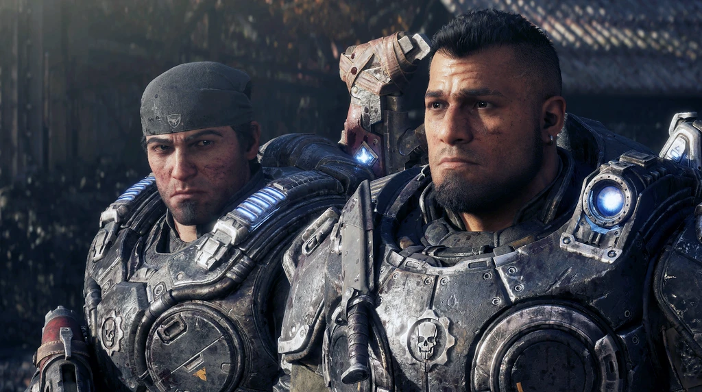 Två allvarsamma soldater i slitna, skrovliga rustningar med blå lampor står sida vid sida i en mörk miljö i Gears of War: E-Day.