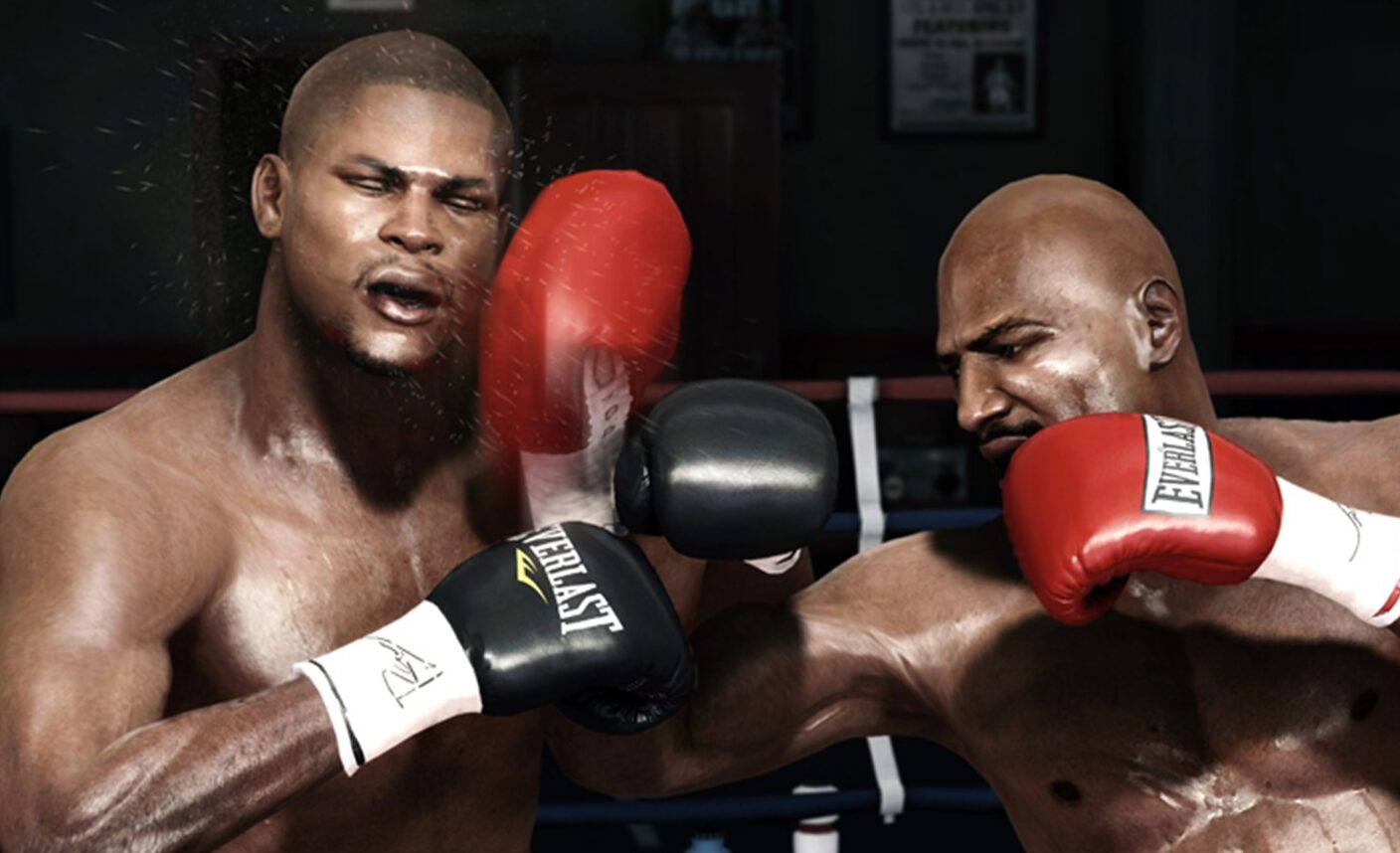 Två muskulösa boxare i närkamp i ringen i Fight Night. Till vänster tar en man en röd handske i ansiktet så att svett stänker, till höger slår motståndaren med Everlast-handskar.