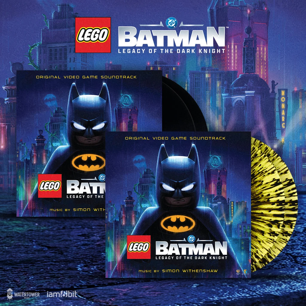 Två vinylutgåvor av soundtracket till Lego Batman: Legacy of the Dark Knight, med en svart och en gulsvart stänkt skiva framför omslag med Lego-Batman i Gotham.
