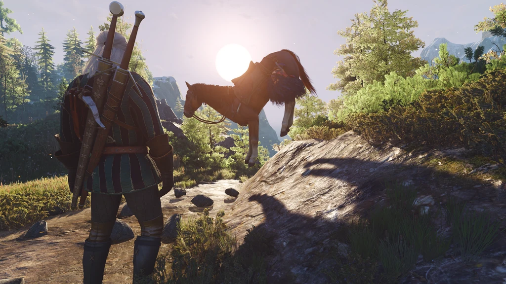 Geralt med två svärd på ryggen står på en stig i solnedgången och tittar på sin häst Plotta, som hänger konstigt över en klippa i The Witcher 3.