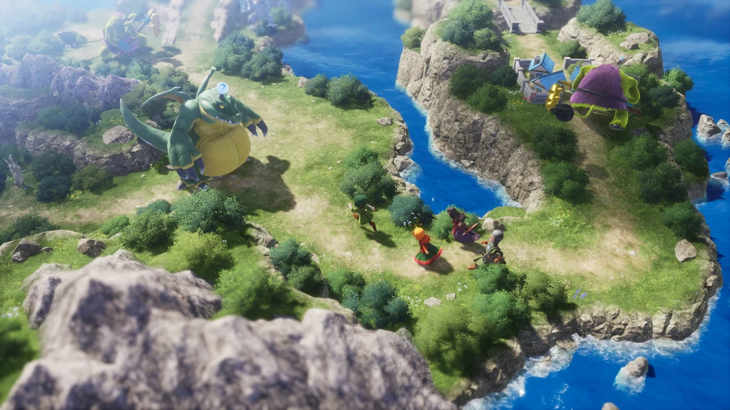 Dragon Quest VII Reimagined: en liten grupp äventyrare går över en grön ö med klippor och blått hav, medan en stor grön drakliknande best och en lila sköldpaddsmonster tornar upp sig i närheten.