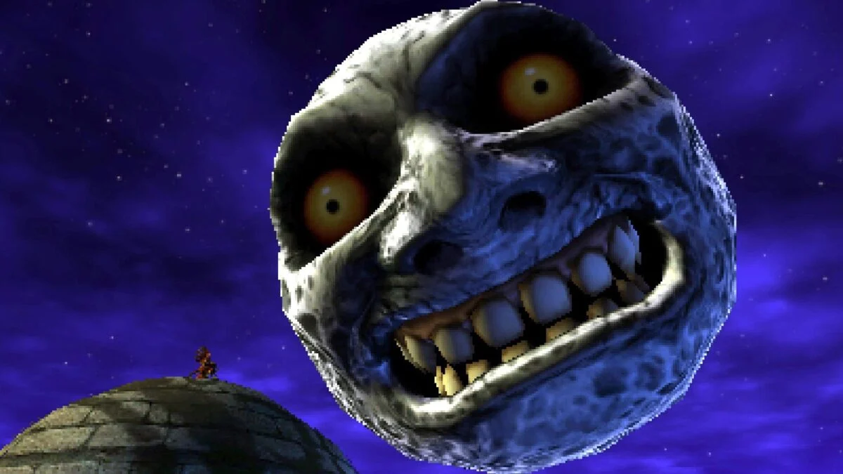 Den olycksbådande månen med grinande ansikte och gula ögon hänger över en stenkupol mot natthimlen i The Legend of Zelda: Majora's Mask.
