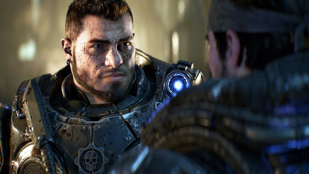 Närbild på en smutsig, skäggig soldat i skrovlig rustning med kranietemblem och blått lysande axelplatta, som ser allvarligt på en man i förgrunden i Gears of War: E-Day.