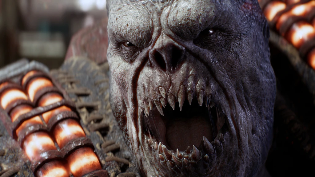 Närbild på en grå, vithårig Locust-best med öppen mun full av vassa tänder i Gears of War: E-Day, framför glödande orange cylindrar.