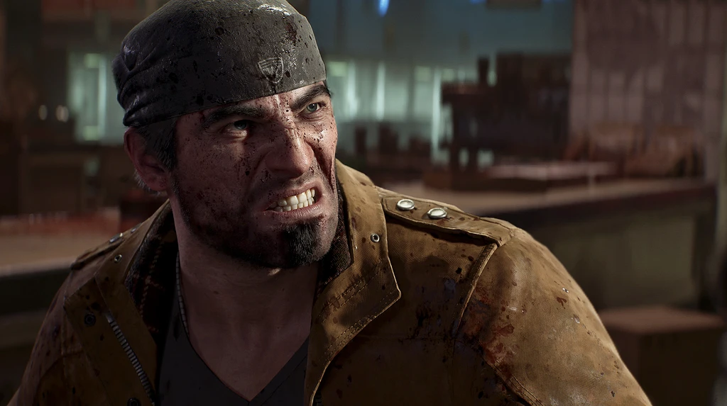 Marcus Fenix i Gears of War: E-Day, smutsig och blodstänkt med bandana och brun jacka, blottar tänderna i en ilsken grimas.