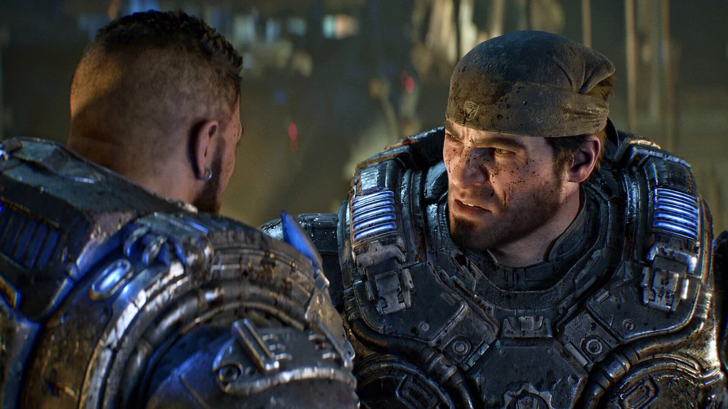 Två smutsiga soldater i tung rustning står ansikte mot ansikte i Gears of War: E-Day. Mannen till höger har en sliten bandana och ser allvarligt på den andre.