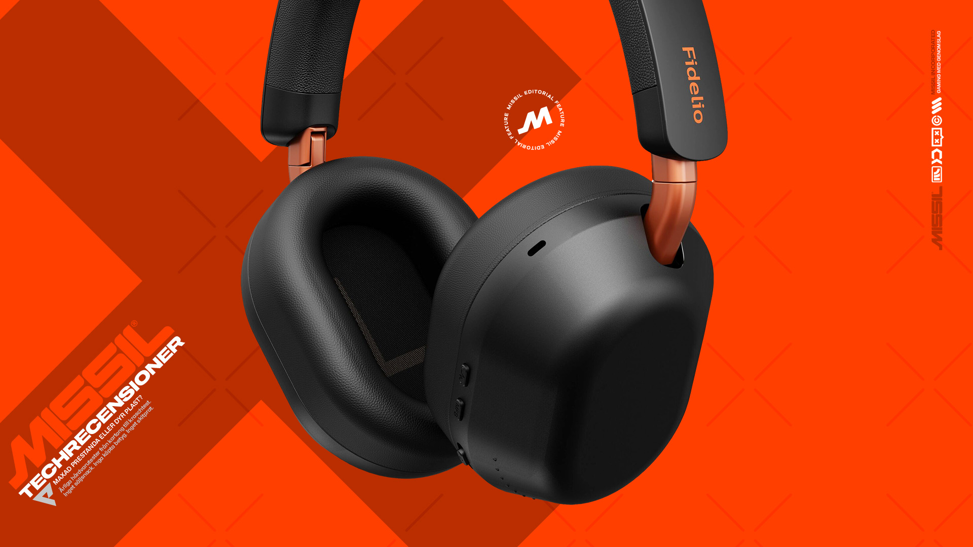 Svarta over-ear-hörlurar från Philips Fidelio L5 med kopparfärgade detaljer på bygeln, framför en orange bakgrund med MISSIL Techrecensioner.