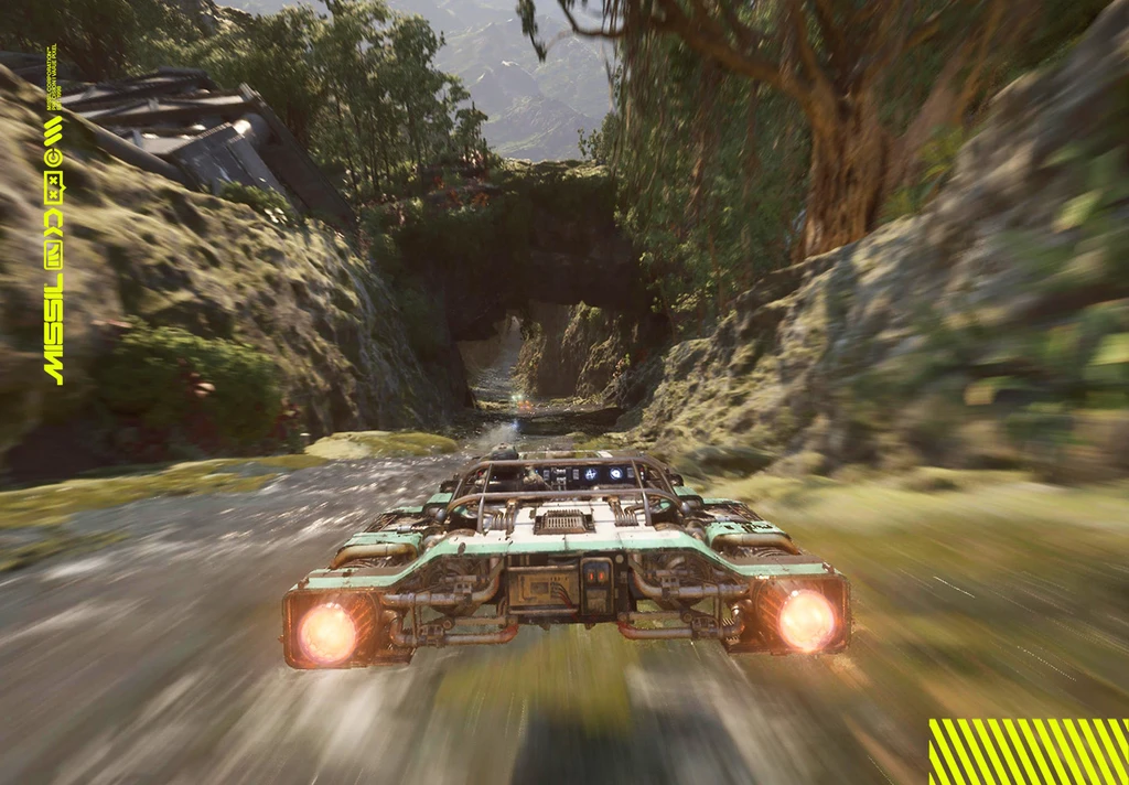 Ett skrovligt, svävande fordon med glödande orangea motorer rusar genom en djungelklädd bergsravin mot en naturlig stenbåge i Galactic Racer.