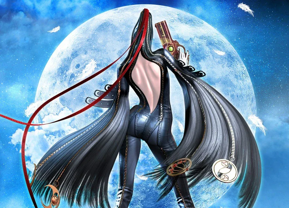 Bayonetta sedd bakifrån i svart latexdräkt med extremt långt hår som flyter ut åt sidorna, en pistol i handen, framför en stor blå fullmåne och fallande fjädrar.
