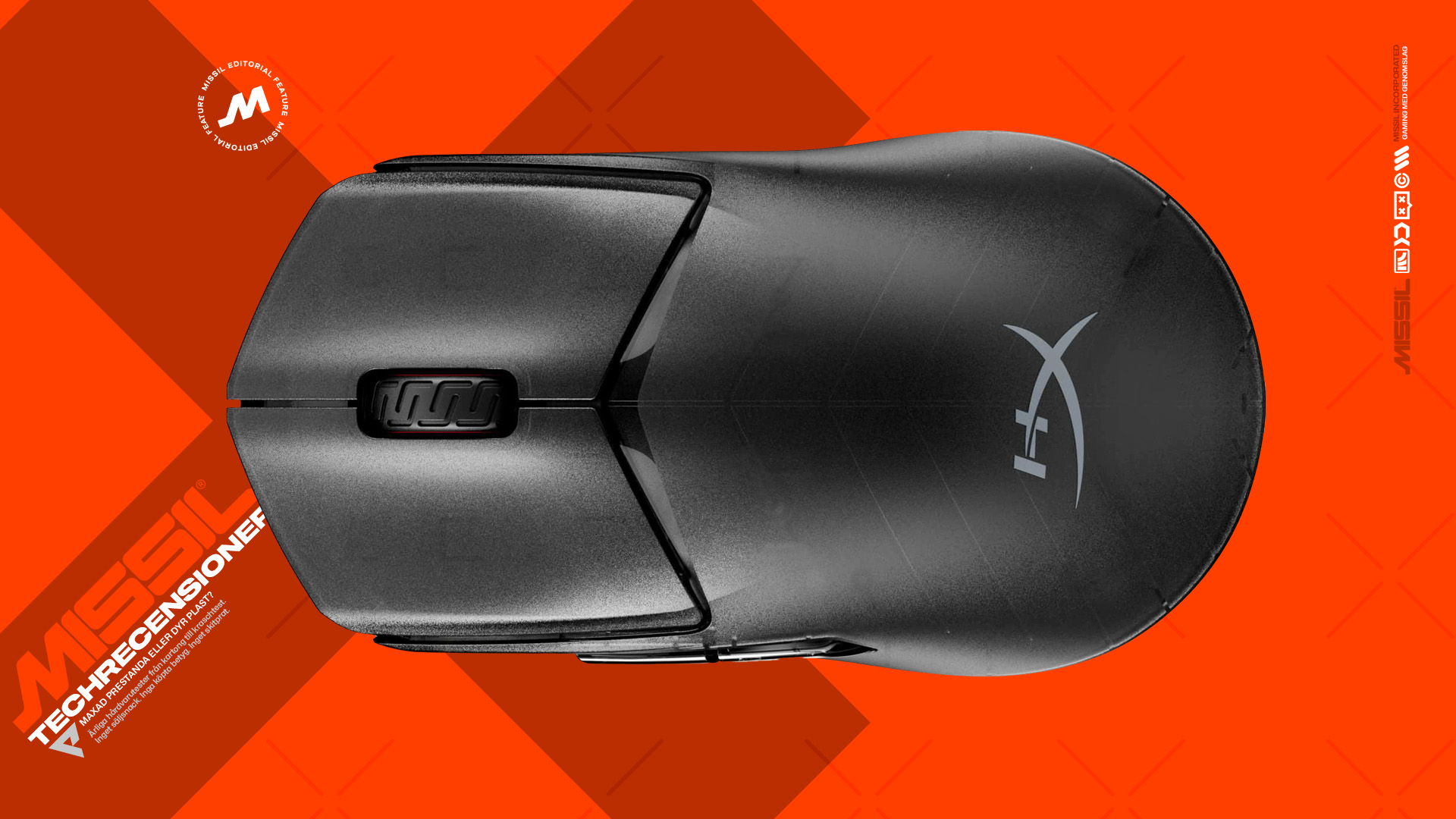 Svart trådlös gamingmus från HyperX sedd rakt uppifrån, med HyperX-logotypen på ryggen, mot en orangeröd MISSIL-bakgrund för techrecensioner.
