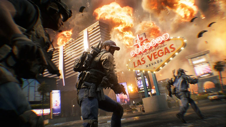 Soldater i stridsutrustning springer förbi den berömda Welcome to Fabulous Las Vegas-skylten medan explosioner lyser upp hotellen bakom i Battlefield 6.