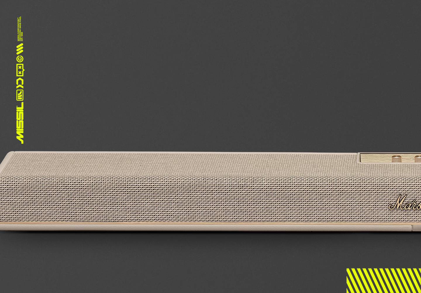 Marshall Heston 120 soundbar i krämfärgat tyg med mässingsdetaljer och Marshall-loggan, sedd från sidan mot mörkgrå bakgrund.