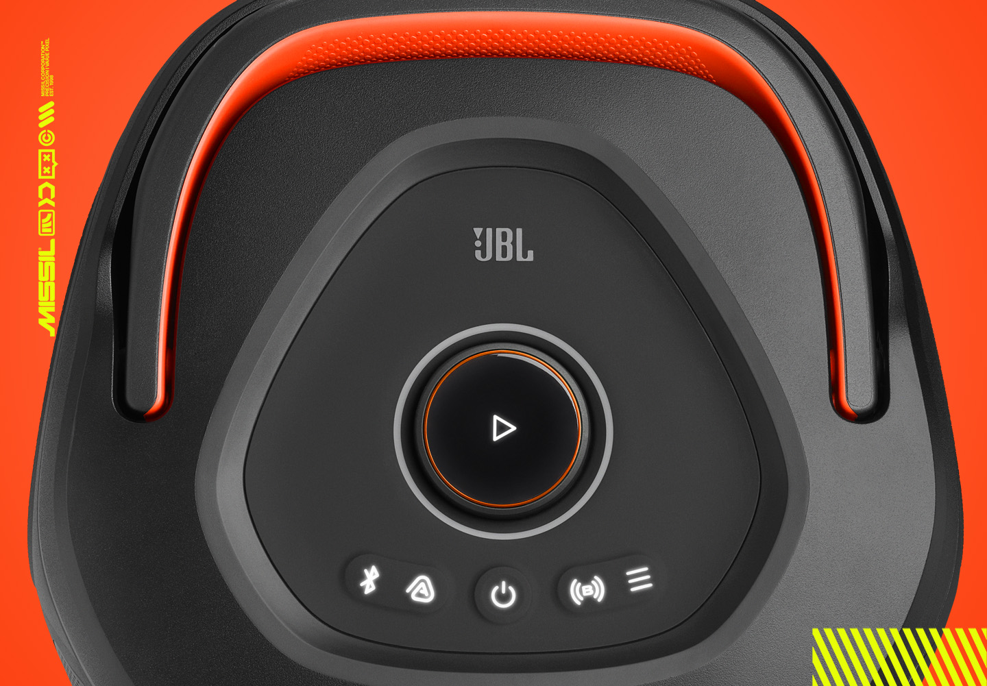 Ovansidan på en svart JBL-högtalare med orange bärhandtag, en stor uppspelningsknapp i mitten och knappar för Bluetooth, ström och ljuslägen, mot orange bakgrund.