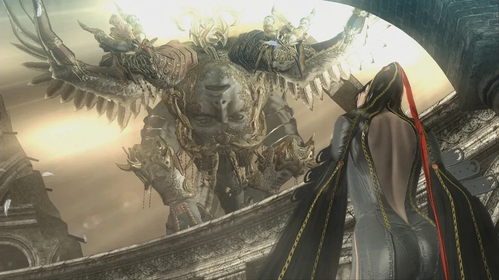 Bayonetta, i svart dräkt med långt hår, står med ryggen mot kameran och möter en gigantisk bevingad best med upp och ner vänt ansikte, som tornar upp sig över en stenbalustrad.