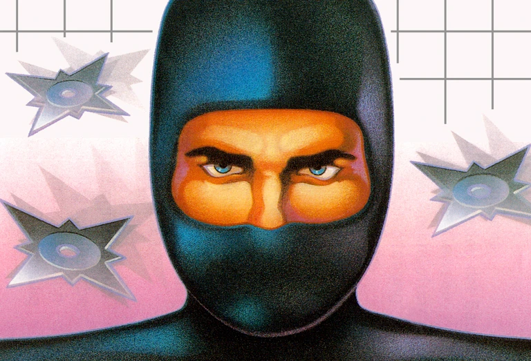 Närbild på en maskerad ninja i svart huva med blå ögon och skarp blick, omgiven av flygande kaststjärnor mot en rosa bakgrund. Retroomslag till ett Sega Master System-spel.