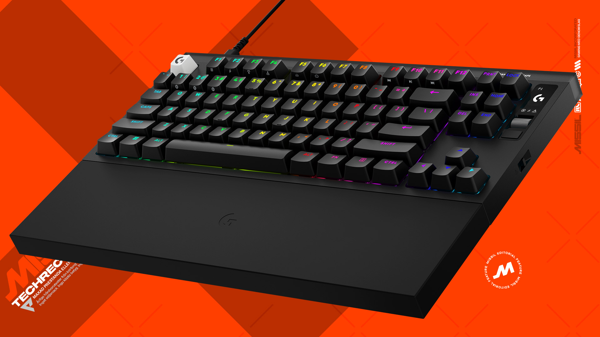 Svart mekaniskt Logitech-tangentbord utan numpad med inbyggt handledsstöd och färgglad RGB-belysning under tangenterna, mot orange bakgrund.