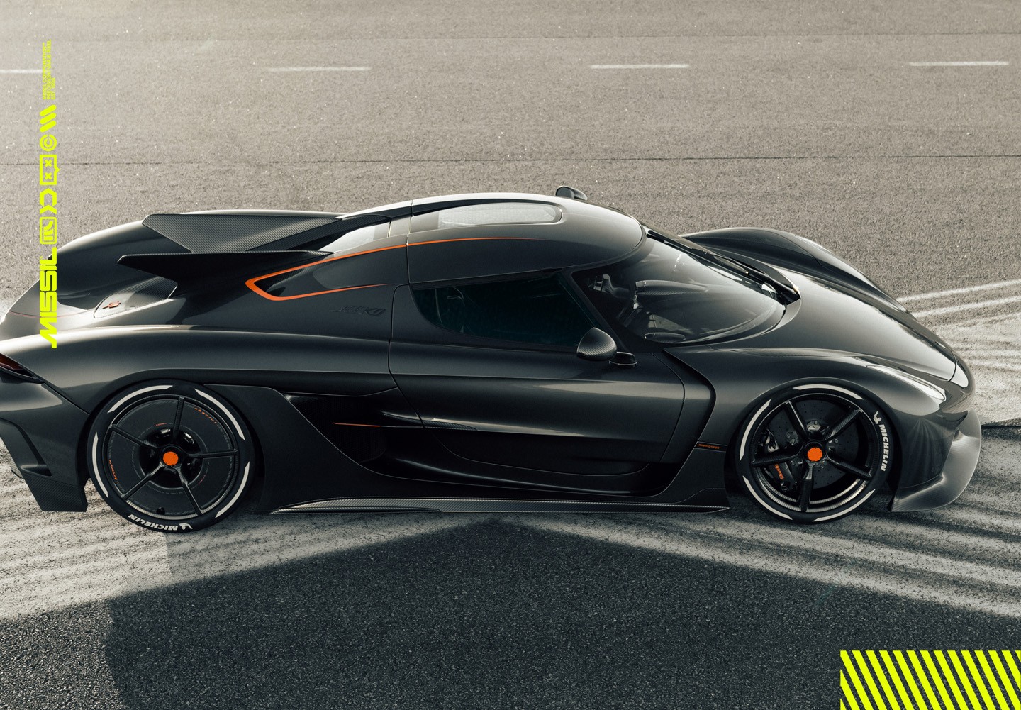 Mörkgrå Koenigsegg-hyperbil i sidovy på asfalt, med orange detaljer, svarta fälgar med orange centrum och Michelin-däck.