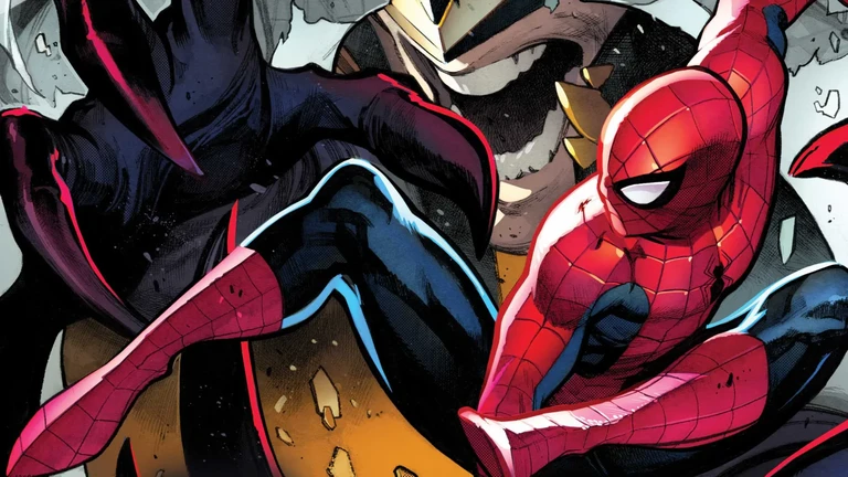 Spider-Man i rödblå dräkt kastar sig i en dynamisk actionscen medan en stor mörk klo och en pansrad, hullingförsedd best väller fram bakom honom.
