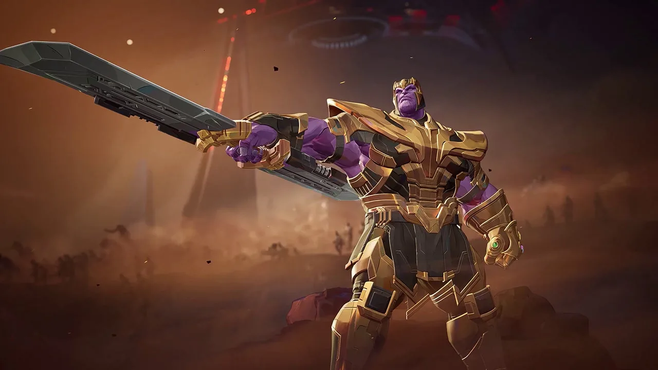 Thanos i gyllene rustning och med lila hud sträcker ut ett jättelikt svärd över ett dammigt, brunt slagfält i Marvel Rivals.