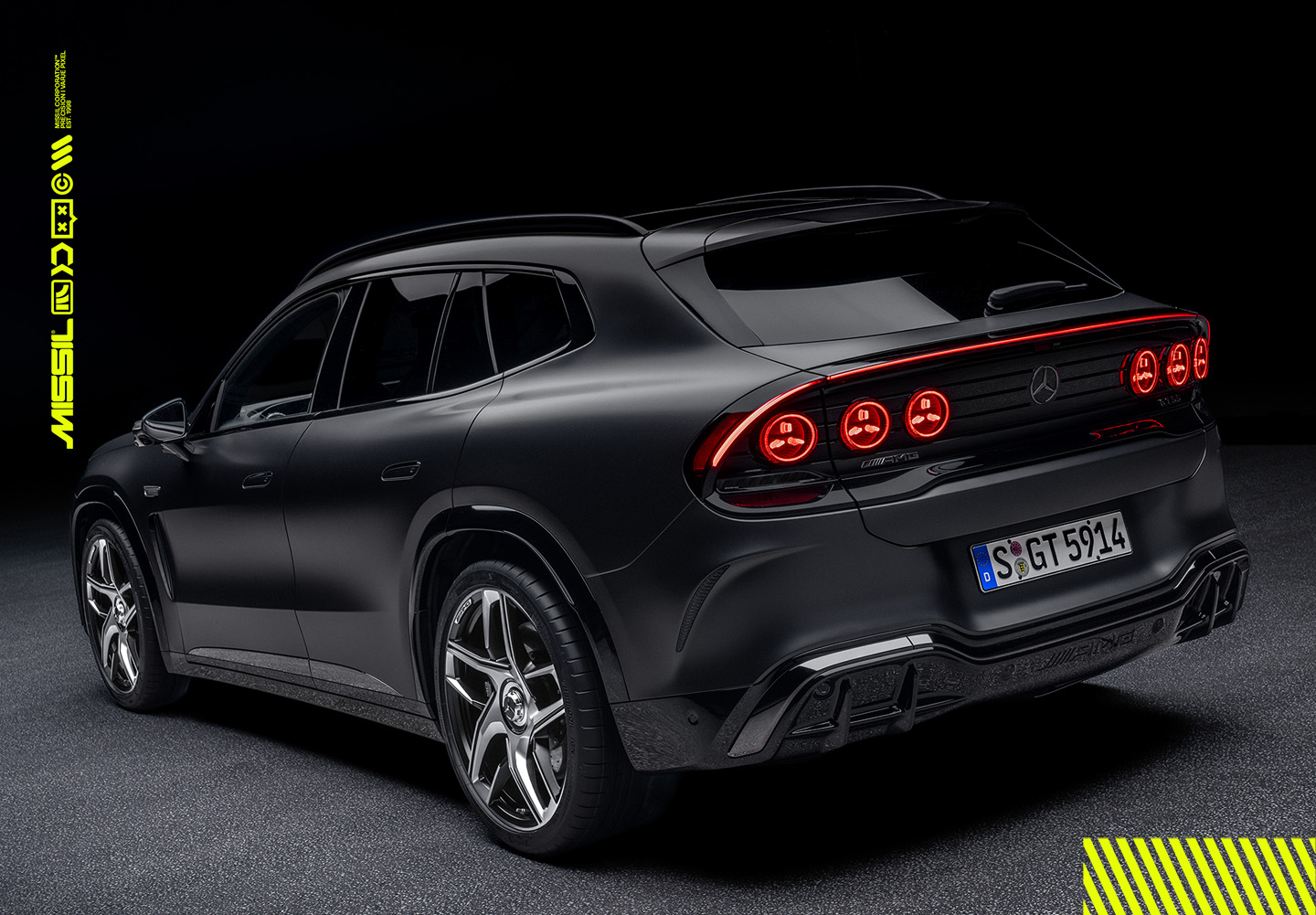 Svart Mercedes-AMG elektrisk SUV snett bakifrån i studiomiljö, med röda cirkulära baklyktor och stora fälgar.