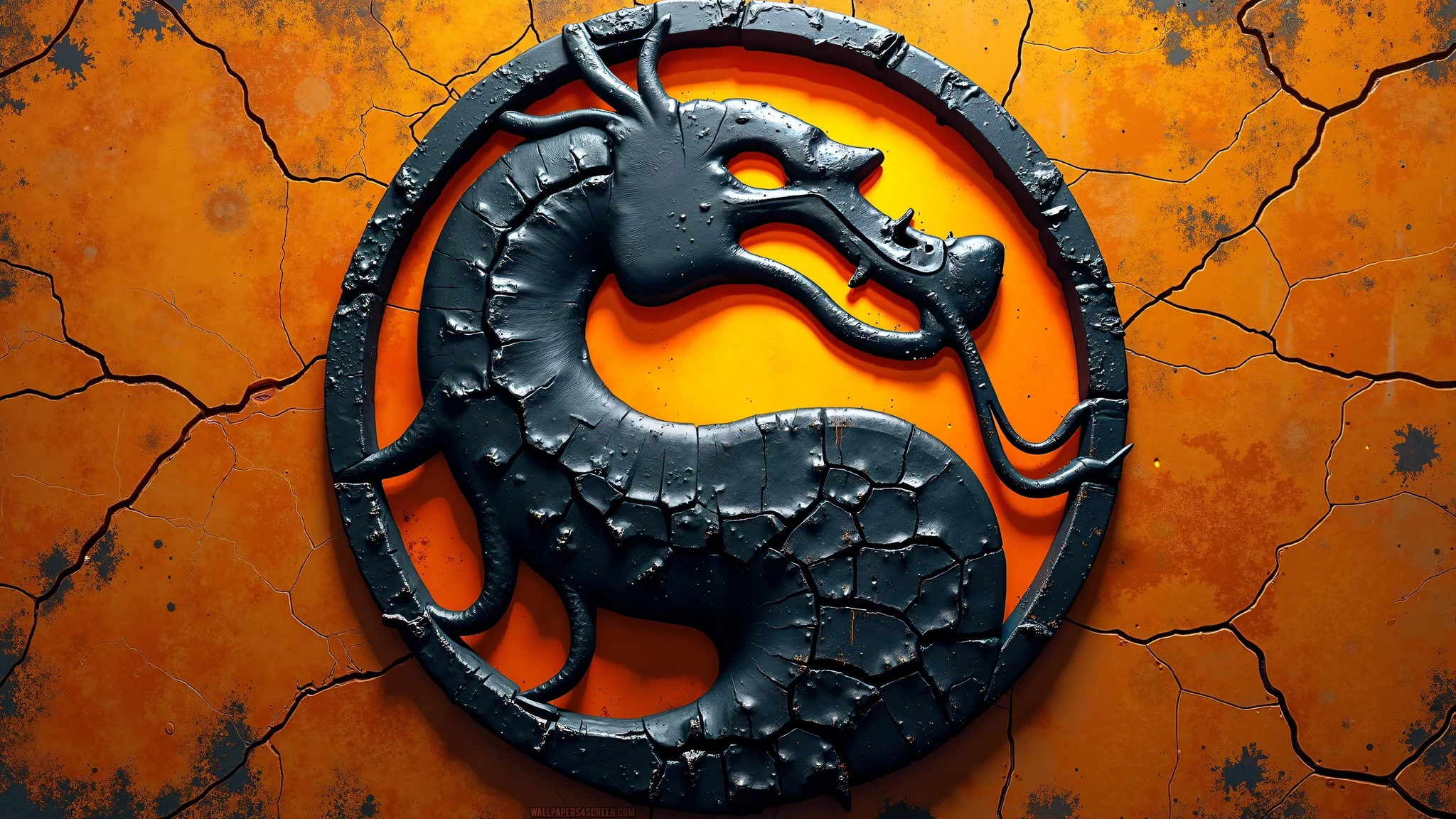 Mortal Kombats draklogotyp i svart, spräckt sten mot en sprucken, orange grungebakgrund.