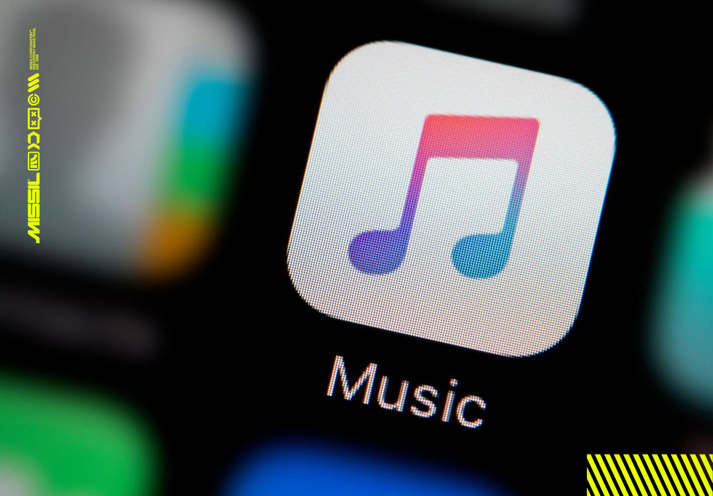 Närbild på Apple Musics appikon på en mobilskärm, med en färgglad notsymbol i rosa, lila och blått mot vit bakgrund och texten Music under.