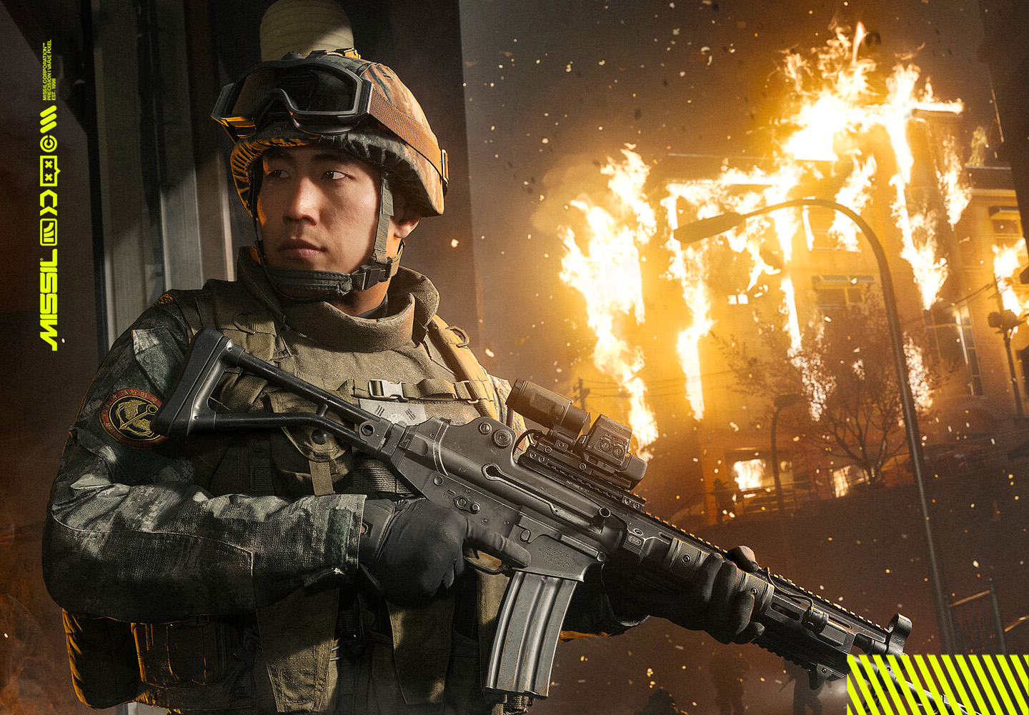 Soldat i hjälm, skyddsglasögon och stridsväst håller ett gevär framför en brinnande byggnad på en gata i Modern Warfare 4.