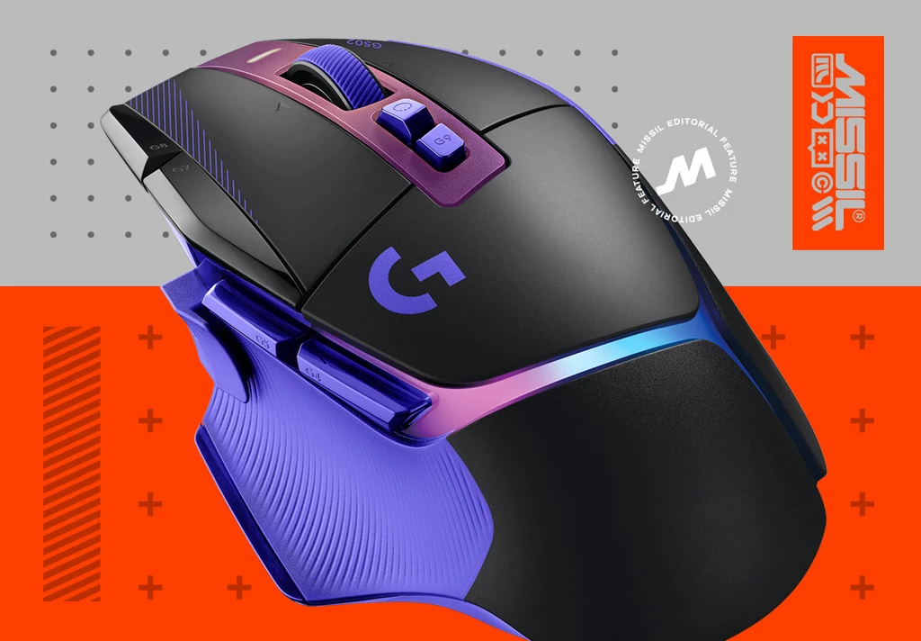 Svart gamingmus från Logitech med lila detaljer, lila tumstöd och sidoknappar samt ett ljusande RGB-band, mot grå och orange bakgrund med MISSIL-logotyp.