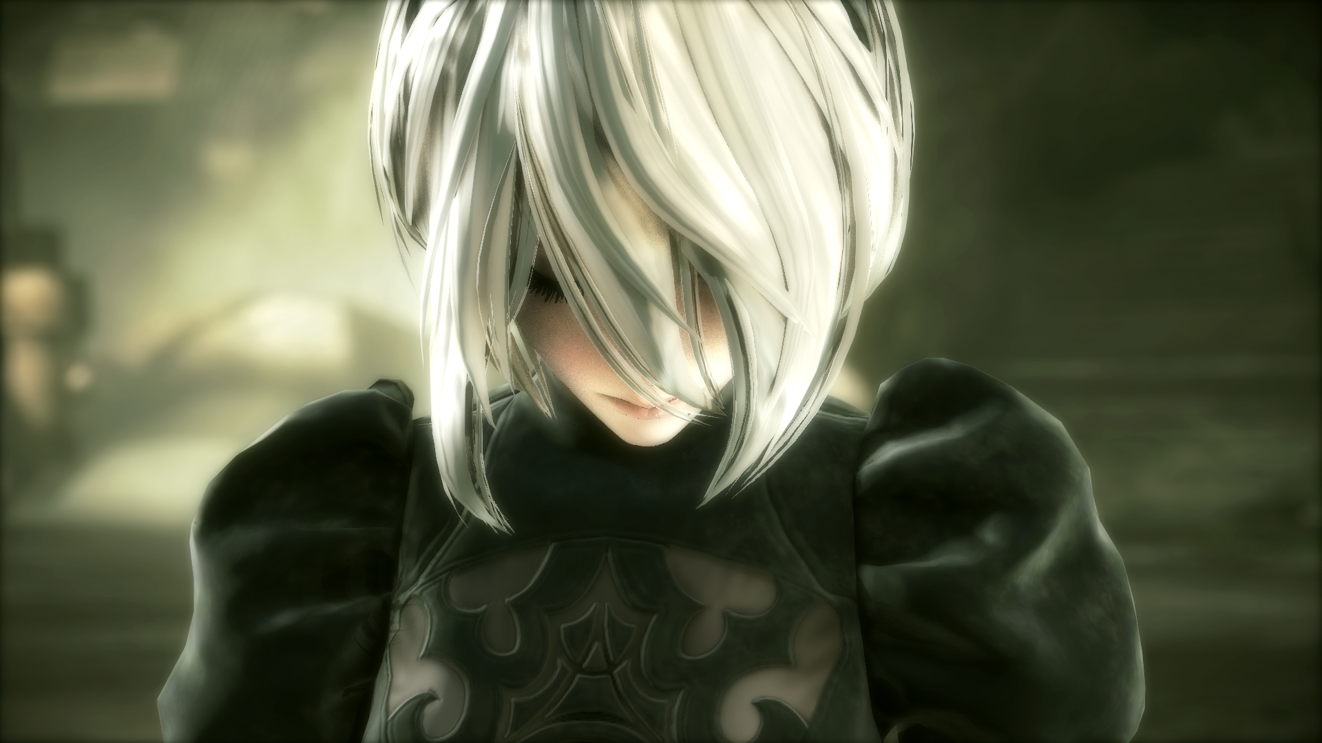 Närbild på en karaktär med kort vitt hår som hänger ner över ansiktet och sänkt blick, klädd i svart klänning med puffärmar, i en dunkel miljö från Nier: Automata.