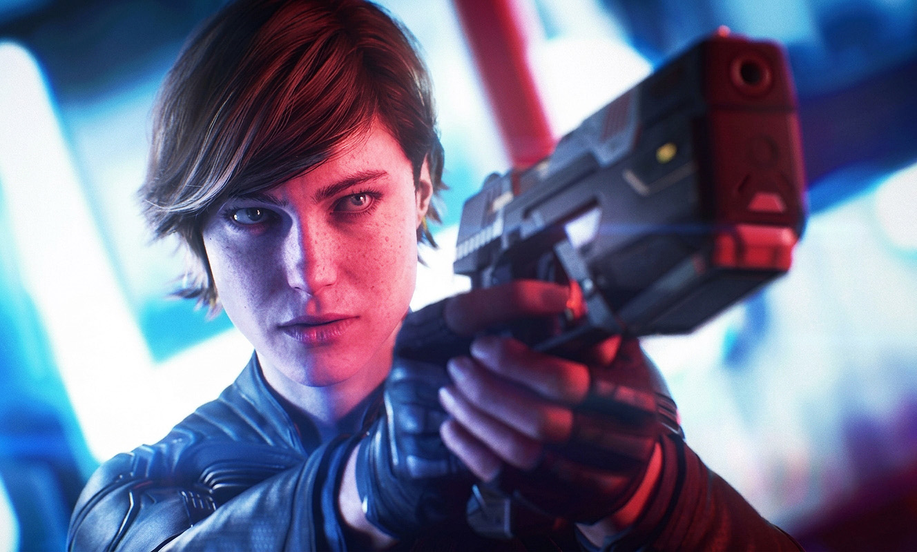 Joanna Dark i Perfect Dark siktar med en futuristisk pistol rakt mot kameran, belyst av rött och blått neonljus.