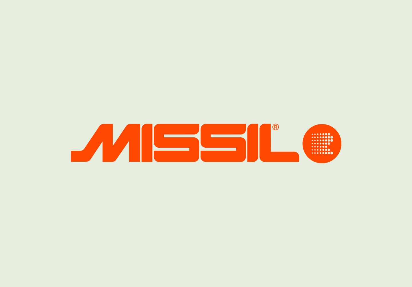MISSIL-logotypen i orange kursiv text med registrerat varumärkestecken, bredvid en orange cirkel med en prickad symbol, mot ljusgrön bakgrund.