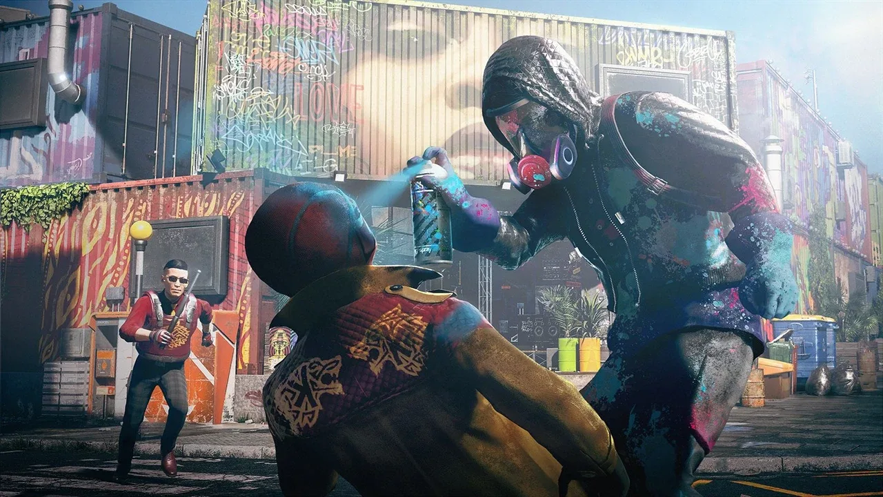 Maskerad gatukonstnär i färgstänkt luvtröja sprayar en motståndare i ansiktet med sprayburk, medan en man med solglasögon närmar sig bakom containrar fulla av graffiti i Watch Dogs: Legion.