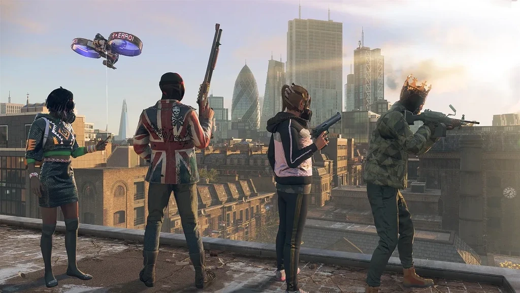 Fyra beväpnade karaktärer i Watch Dogs: Legion står med ryggen mot kameran på ett hustak och blickar ut över London, medan en drönare svävar bredvid.
