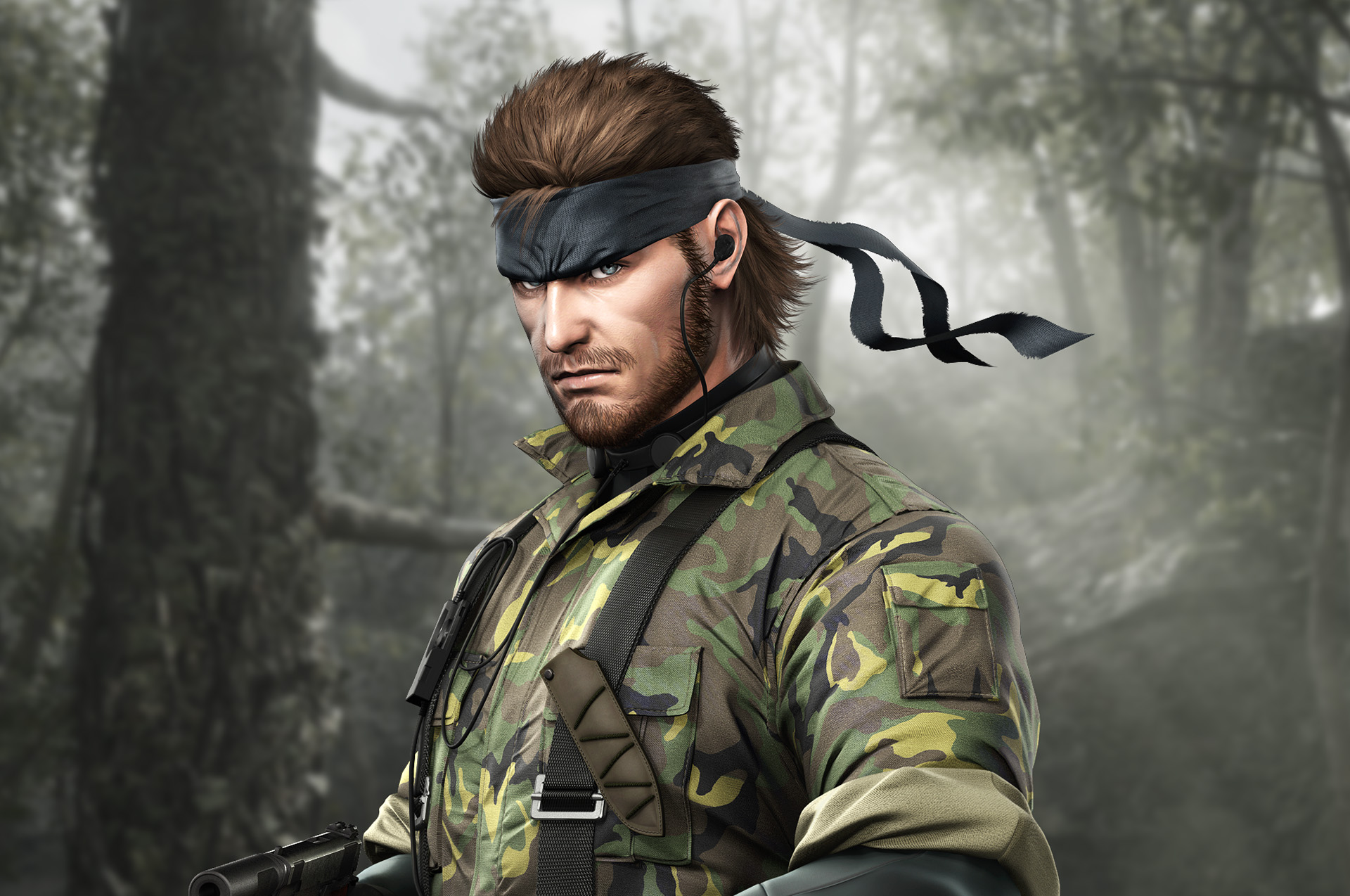 Snake i Metal Gear Solid med svart pannband, skäggstubb och kamouflagejacka håller en pistol i en dimmig djungel och ser stint åt sidan.