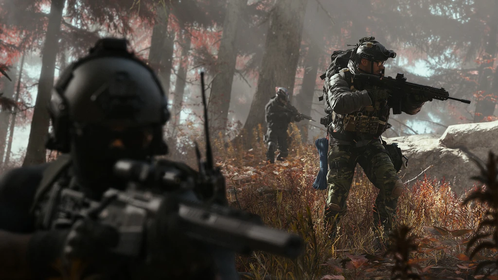 Beväpnade soldater i hjälm och kamouflage rör sig genom en dimmig höstskog i Call of Duty: Modern Warfare 4, en i förgrunden och två längre bort.