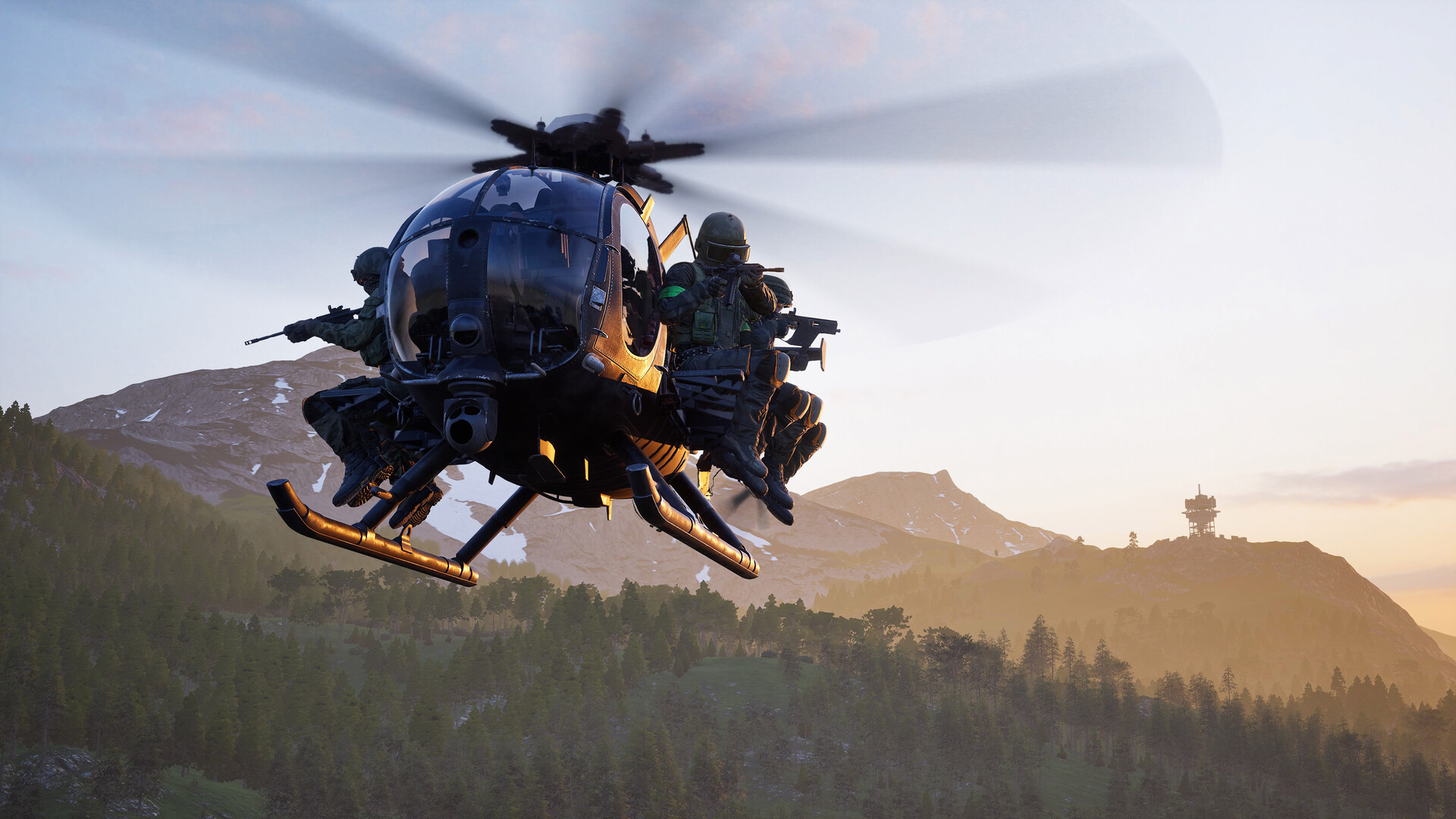 Lätt attackhelikopter med beväpnade soldater på sidokuffarna svävar över skogklädda berg i solnedgången, från spelet Wardogs.