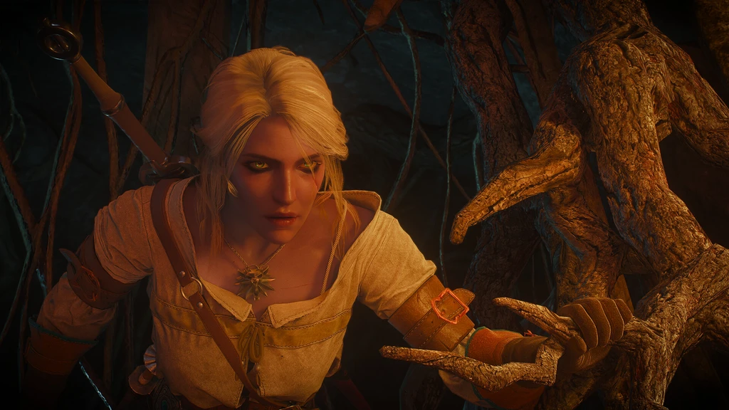 Ciri med ljust hår och gulaktiga ögon i The Witcher 3: Wild Hunt tittar spänt upp medan en gammal knotig trädvarelse sträcker ut sina grenar mot henne.