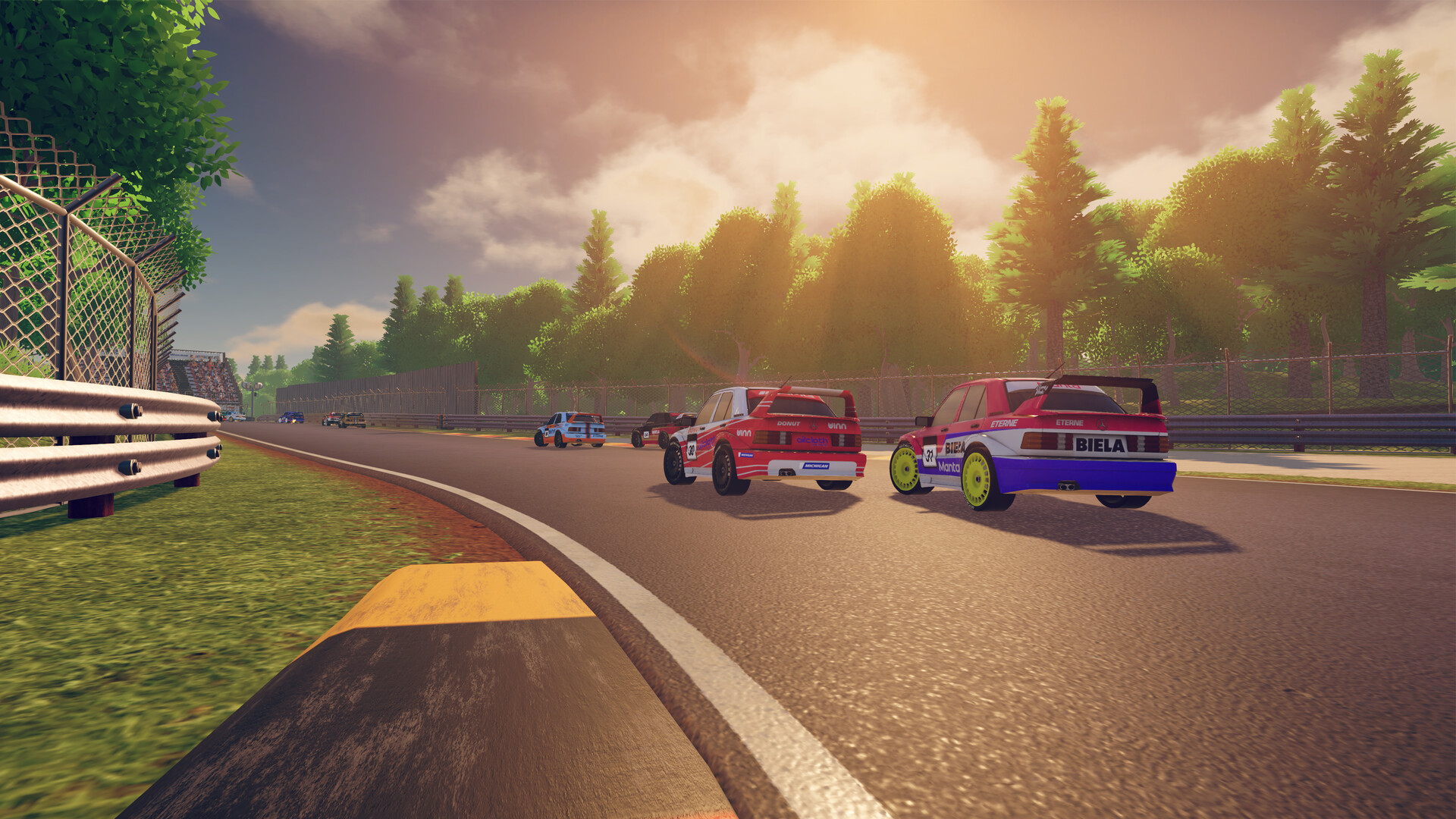 Två rally-inspirerade tävlingsbilar, en röd och en blå, tar en kurva på en asfalterad bana omgiven av skog i kvällssol i iRacing Arcade.