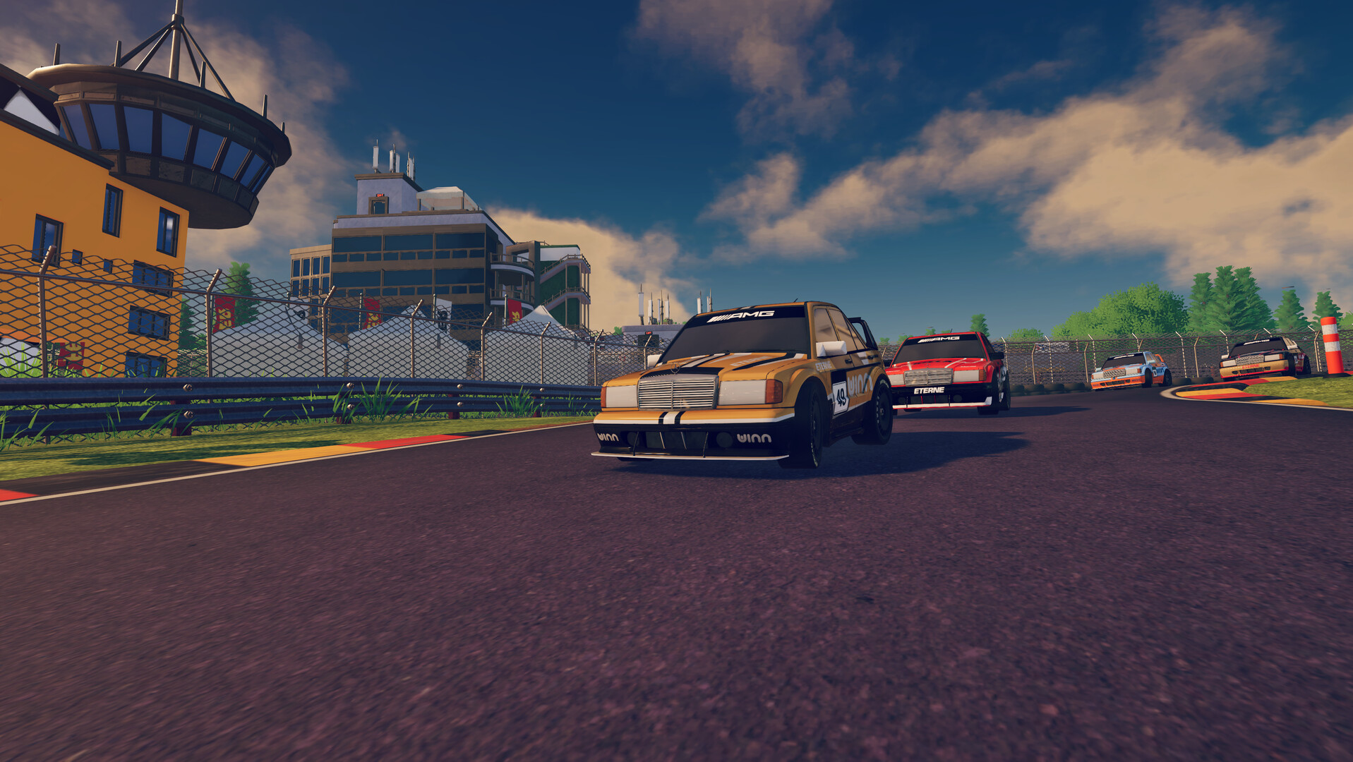 Flera tävlingsbilar tar en kurva på en solig bana i iRacing Arcade, med en guldfärgad boxy bil med AMG-text i täten och en röd bil bakom.