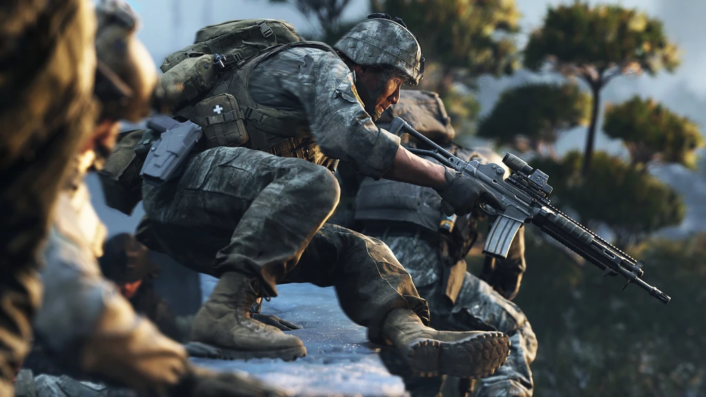 Soldater i kamouflage och hjälmar kryper ihop i en grupp med automatvapen, bland trimmade träd, i Call of Duty: Modern Warfare 4.