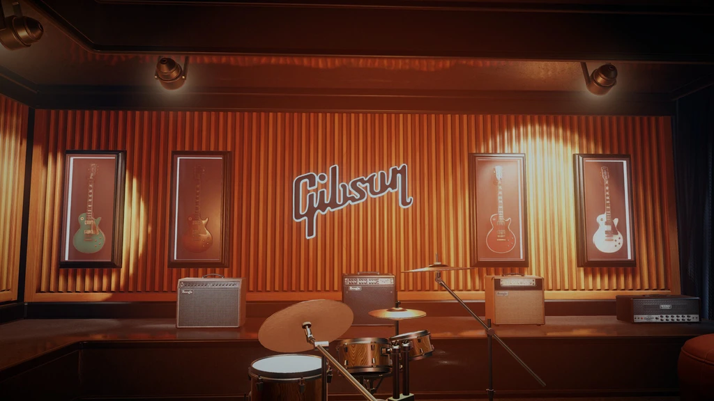 Scen i Stage Tour med trumset och förstärkare framför en korrugerad vägg med Gibson-logotyp och fyra inramade gitarrer i spotlights.