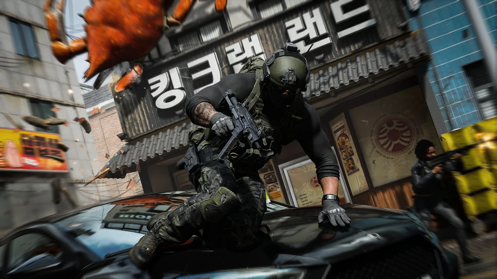 Call of Duty: Modern Warfare 4: en beväpnad soldat i hjälm och taktisk utrustning hoppar över en bilmotorhuv på en gata med koreanska skyltar, medan en annan beväpnad man syns till höger.