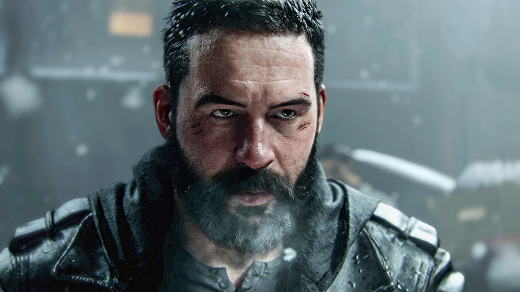 Närbild på en skäggig man med skrapsår i ansiktet och ett slitet läderjackett med axelplattor, medan snö faller i en dunkel miljö i Call of Duty: Modern Warfare 4.
