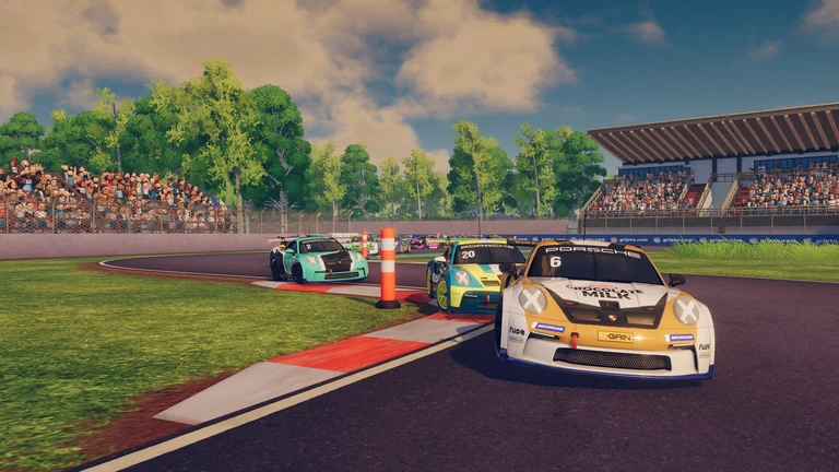 Tre Porsche-racerbilar tar en kurva på en bana i iRacing Arcade, med en gul och vit bil som nummer 6 i förgrunden och åskådare på läktarna.
