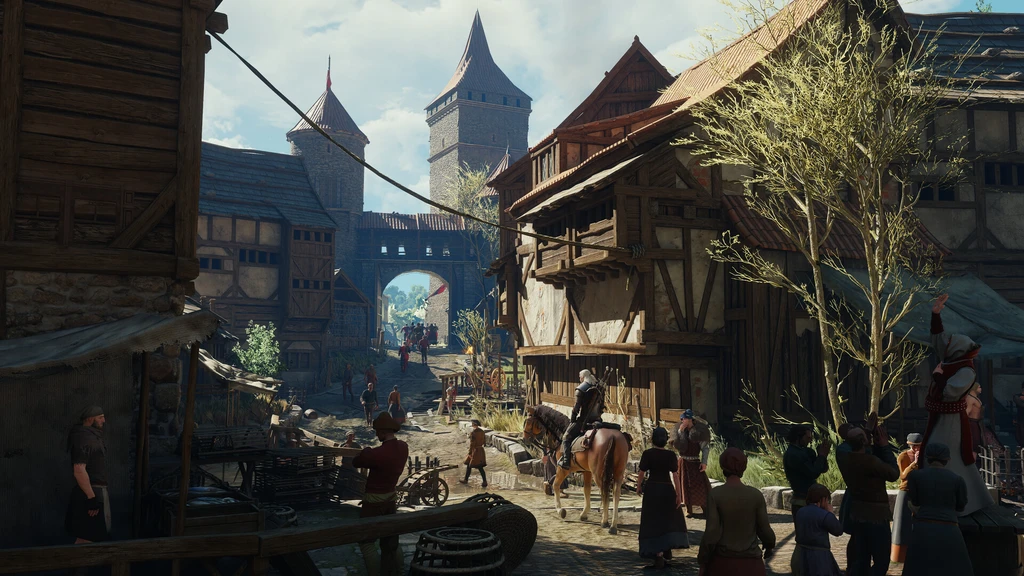 Livlig medeltida stadsgata i The Witcher 3: Wild Hunt Remastered, där en ryttare med svärd på ryggen rider på hästen bland byfolk förbi korsvirkeshus mot en stenport och torn.