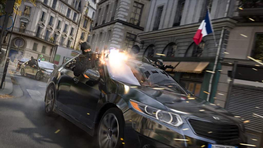 Maskerade, tungt beväpnade soldater skjuter från en svart bil som rusar fram på en gata i en europeisk stad, med en fransk flagga på fasaden. Scen ur Call of Duty: Modern Warfare 4.