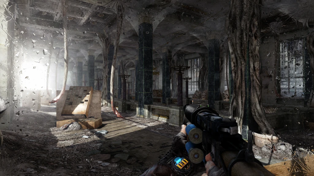 Förstapersonsvy i Metro 2033 Redux: spelaren siktar med ett tungt vapen genom en förfallen, rotöverväxt salong med pelare och dammigt ljus.