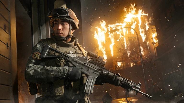 Call of Duty: Modern Warfare 4: en soldat med hjälm, skyddsglasögon och automatkarbin tar skydd vid en husvägg medan en byggnad brinner i bakgrunden.