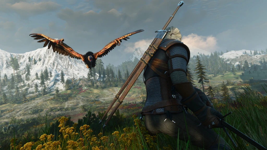 Geralt med två svärd på ryggen står i en blommande äng i The Witcher 3 och ser en stor fågel sväva mot snötäckta berg och granskog.