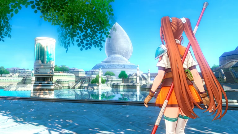 Estelle med långa rödbruna tvåsvansar och en stav på ryggen står med ryggen mot kameran och blickar ut över en futuristisk vit stad vid vattnet i Trails in the Sky 2nd Chapter.